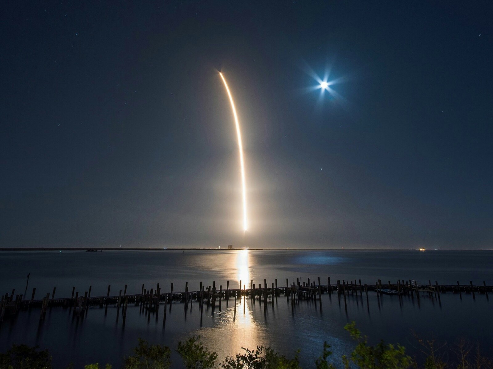 1667230213_328085356_falcon-9-rocket-launch-ocean-night-time-lapse-hispasat-satellite-spacex-flickr-25790223907-1600x1200.jpg